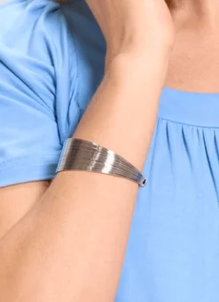 Armreif aus filigranen Drähten