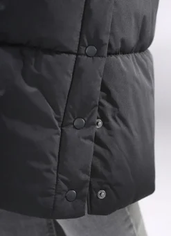 Daunenmantel mit fester Kapuze