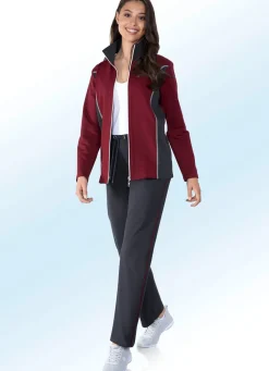 Freizeitanzug mit Kontrasteinsatz am Kragen