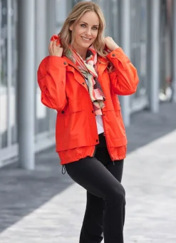 Funktionsjacke mit fester Kapuze