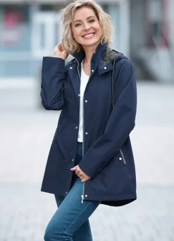 Funktionsjacke mit kleinem Regenschild an der abnehmbaren Kapuze