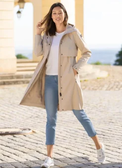 Funktionsmantel mit fester Kapuze