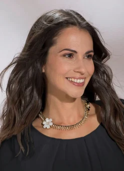 Goldfarbene Halskette mit Blüte