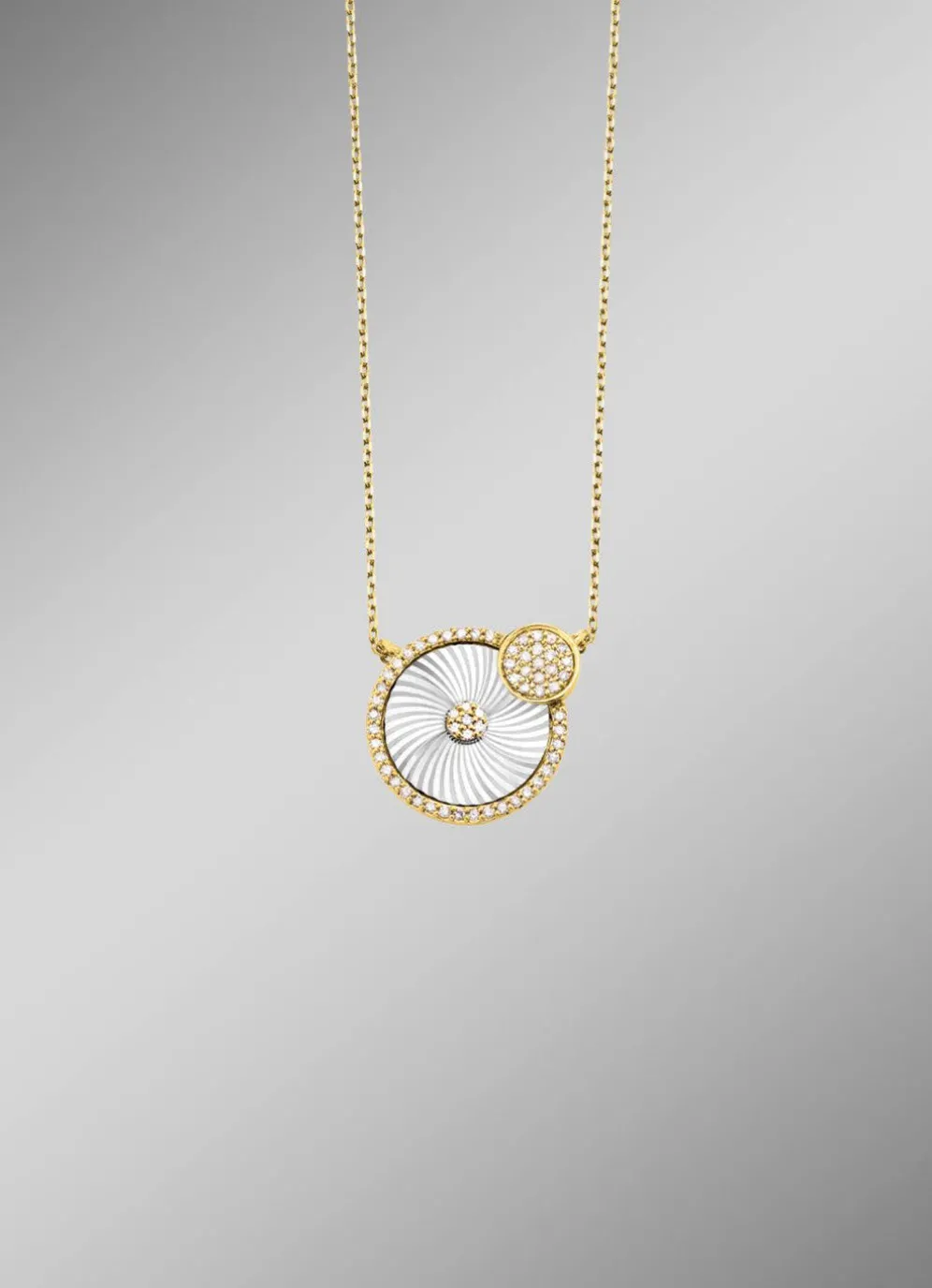 Halskette in Bicolor mit Sonnenschliff und Ankerkette