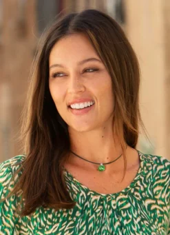 Halskette mit grünem Lederband und Rivoli-Glasstein