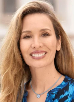 Halskette mit Lederband und Glassteinen