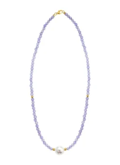 Halskette mit Perlenschimmer und Edelsteinglanz