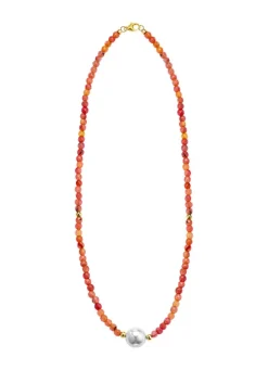 Halskette mit Perlenschimmer und Edelsteinglanz