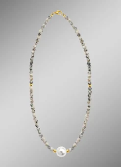 Halskette mit Perlenschimmer und Edelsteinglanz