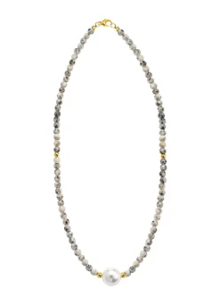 Halskette mit Perlenschimmer und Edelsteinglanz