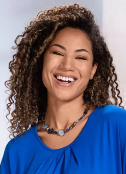 Halskette mit verschiedenen Schmuckelementen