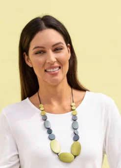 Handgefertigte Halskette mit Holzelementen