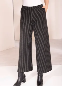 Hose mit aktuellen Nadelstreifen