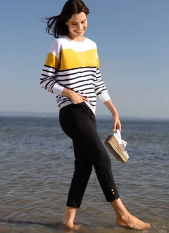 Hose mit dekorativen Zierknöpfen