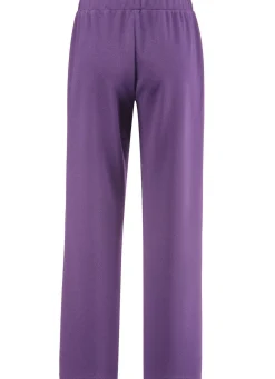 Hose mit dekorativen Zierknöpfen