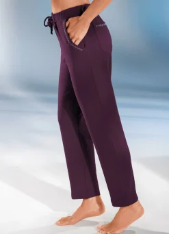 Hose mit dekorativer Nietenzier