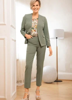 Hosenanzug mit hübscher Schmuckspange