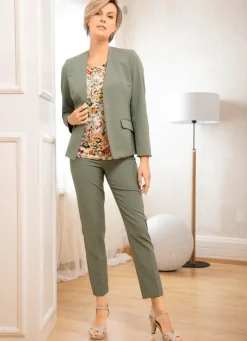 Hosenanzug mit hübscher Schmuckspange