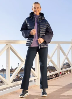 Jacke in trendaktuellem Materialmix