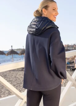 Jacke in trendaktuellem Materialmix