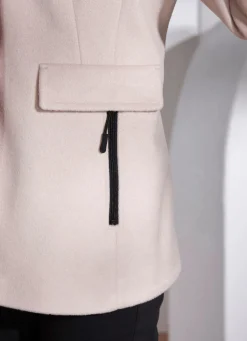 Jacke mit abnehmbarer Kapuze