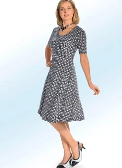 Kleid in schwingender Schlupfform