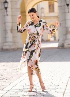 Kleid mit Bindegürtel