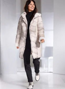 Kurzmantel in aktuellem Materialmix