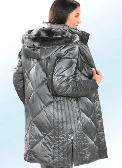 Kurzmantel mit figurfreundlicher Längssteppung