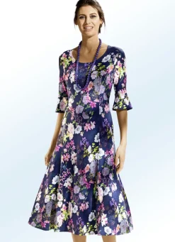 Leicht tailliertes Kleid in modischer Schlupfform