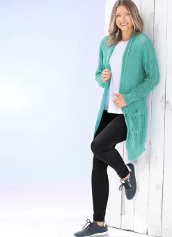 Long-Strickjacke in streckender Streifenoptik