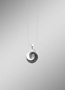 Moderner Anhänger mit Spinell