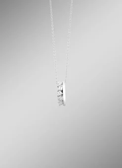 Moderner Anhänger mit synth. Zirkonia und Ankerkette