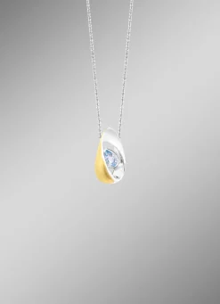 Schicker Anhänger mit Blautopas