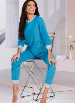 Schlafanzug aus Frottierstretch mit Strasssteinchen und Bündchen