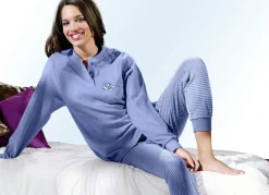 Schlafanzug aus Frottierstretch, Langarm mit Knopfleiste und Bündchen