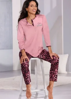 Schlafanzug mit platziertem Druck und Knopfleiste