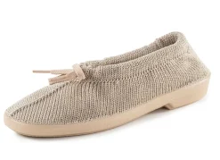 Slipper aus elastischem Strickmaterial mit Schnürung