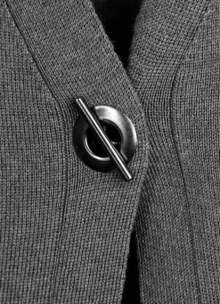 Strickweste mit dekorativem Verschluss