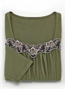 Wadenlanges Nachthemd mit zarter Tüllstickereispitze